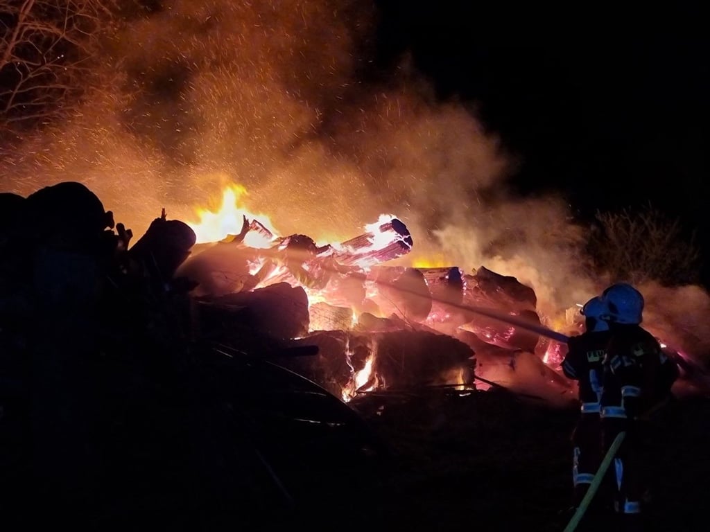 Brennende Holzstämme.