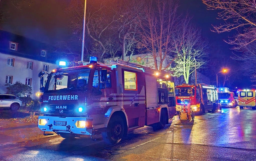 Feuerwehr und Rettungskräfte vor der Wohnanlage, in der der Brand ausgebrochen war