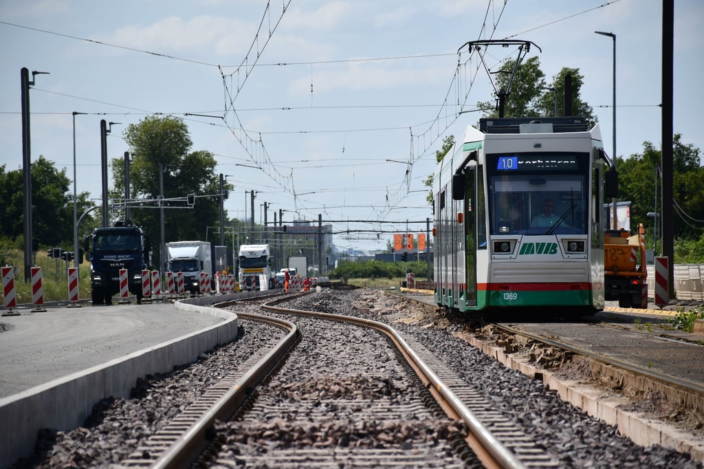 Der August-Bebel-Damm in Magdeburg ist seit 2021 Dauerbaustelel Er wird noch bis 2025 erneuert.