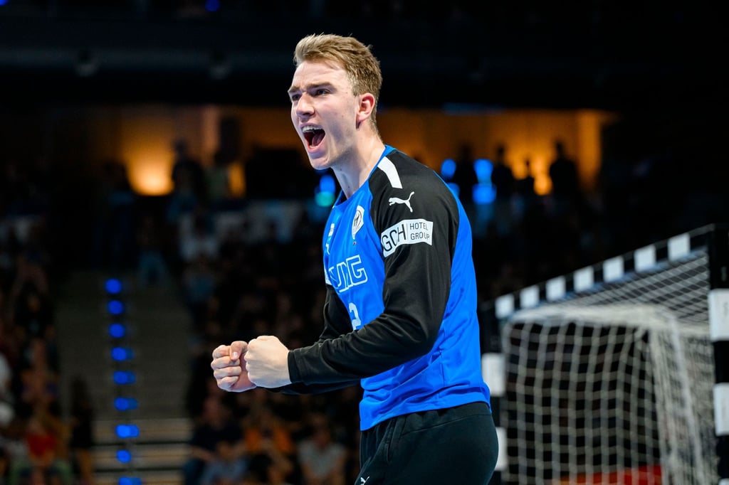Füchse-Torhüter Lasse Ludwig in der Max-Schmeling-Halle.