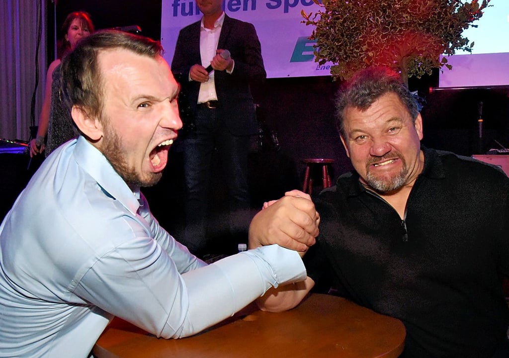 Armwrestling-Weltmeister Matthias Schlitte (l.) tut so als ob mit Peter Netzeband.