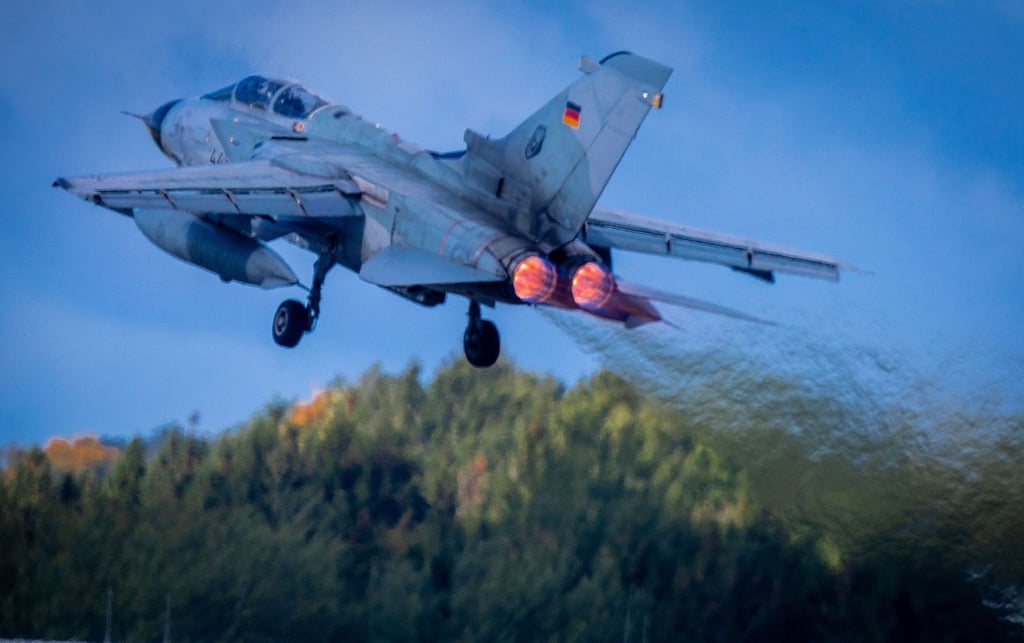 Ein Tornado-Kampfflugzeug startet.