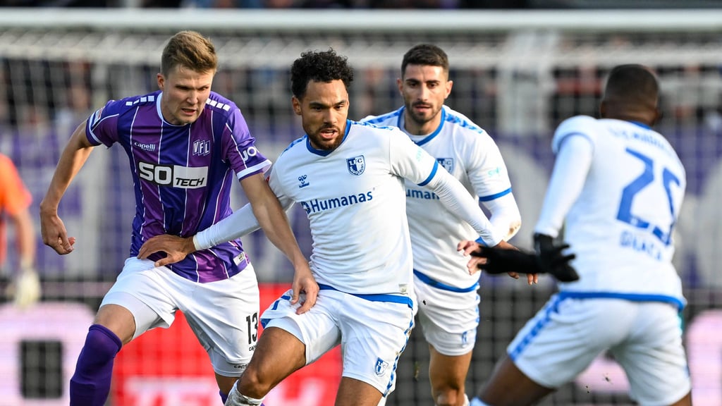 Herbert Bockhorn (M.) vom 1. FC Magdeburg legte das 1:0 für perfekt auf. Am Ende gewann der FCM gegen den VfL Osnabrück im Kellerduell mit 2:0.