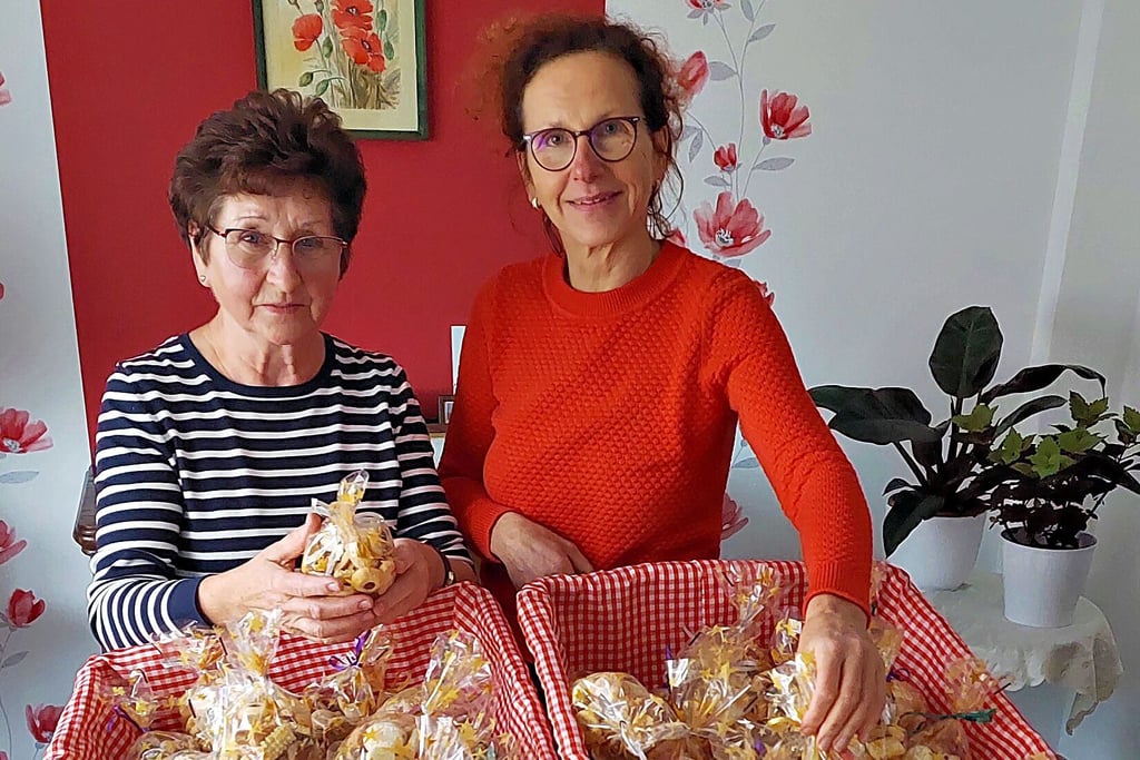 Christa Kleine (l.) und Silke Eisenschmidt gehörten zu den insgesamt zehn fleißigen Hobby-Bäckerinnen im Vorfeld des Winzergottesdienstes und halfen beim Eintüten.