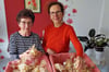 Christa Kleine (l.) und Silke Eisenschmidt gehörten zu den insgesamt zehn  fleißigen  Hobby-Bäckerinnen im Vorfeld des Winzergottesdienstes und halfen beim Eintüten. 