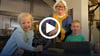 Anette Pilz führt die Kinder durch das Museum. Besonders spannend waren für Helena, Marvin und Elenor die über 20 Mitmachaufgaben.