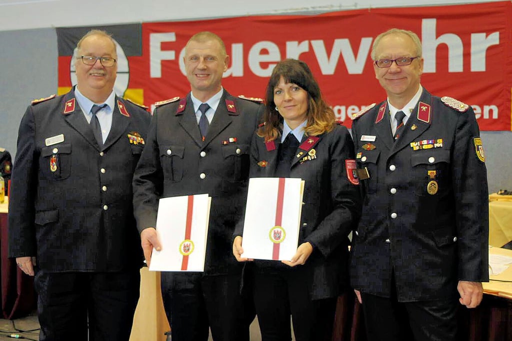 Kristin Ernst (Nebra) und Steffen Berghof (Krawinkel) wurden vom Verbandsvorsitzenden Christian Schirner (r.) sowie Jugendwart Rüdiger Blokowski geehrt.