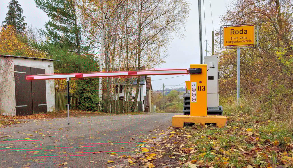 Nichts geht mehr in Roda. Wer auf kürzestem Weg von Kayna nach Roda möchte, der steht plötzlich vor einer geschlossenen Schranke.