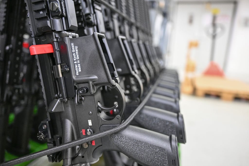 In der Produktionshalle des Waffenherstellers Heckler & Koch in Oberndorf sind Sturmgewehre vom Typ HK416 F-S aufgereiht.