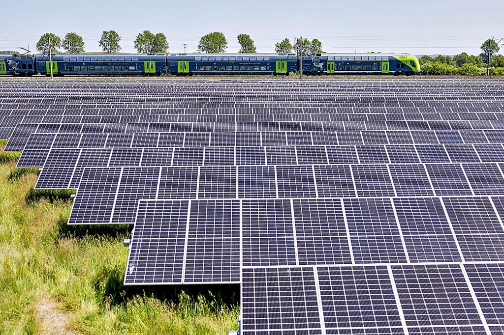 Photovoltaik-Freiflächenanlagen, wie beispielsweise auf diesem Bild zu sehen, entstehen derzeit an vielen Orten in Deutschland.