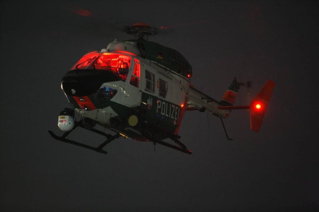 Mit einem Hubschrauber wie diesem ist in Weißenfels nach einem Mann gesucht worden, der mit einem pistolenähnlichen Gegenstand auf eine Autofahrerin gezielt haben soll.