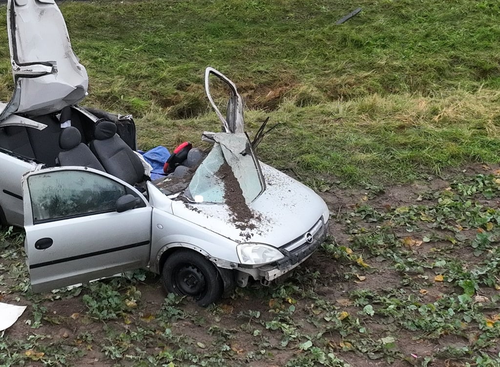 Aus einem Opel, der auf der Landstraße L1 bei Thielbeer-Kerkuhn nahe Salzwedel in einen Unfall verwickelt wurde, musste der erst 18 Jahre alte Fahrer schwerverletzt von der Feuerwehr befreit werden. Foto: