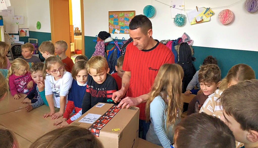 Die Spannung steigt. Was hat sich der Förderverein der Grundschule Osterweddingen denn da wieder als vorweihnachtliche Überraschung ausgedacht? Noch hat Hortner Kai Helbich keine Ahnung, aber gleich wird er sich zusammen mit den Kindern über neue Waffeleisen freuen.