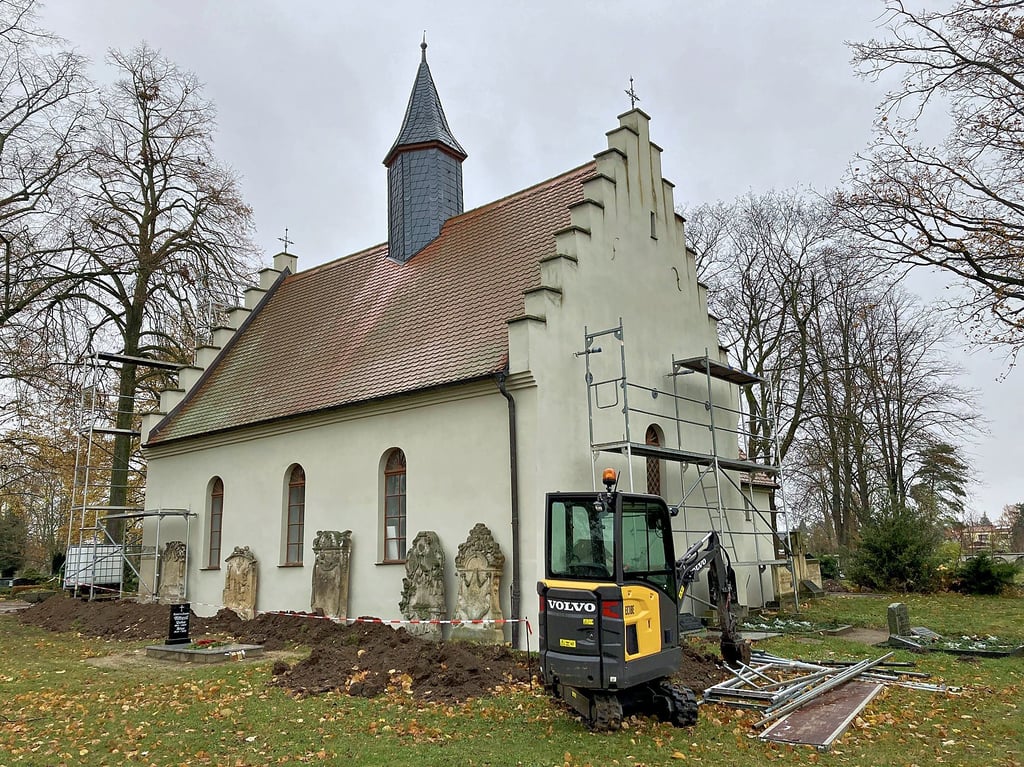Die Barbyer Friedhofskapelle ist schon länger eine Baustelle. Aktuell wird die umlaufende Drainage erneuert. Auch in dem Gebäude gibt es noch einiges zu tun.