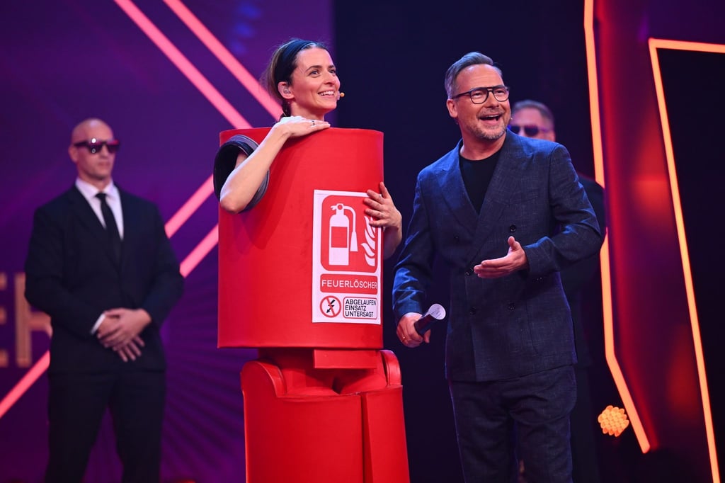 Model Eva Padberg ls „Der Feuerlöscher“ in der Prosieben-Show „The Masked Singer“ neben Moderator Matthias Opdenhövel.