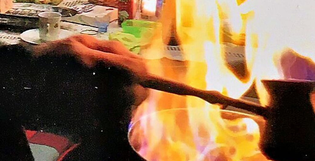 Die Feuerzangenbowle wird live zubereitet.