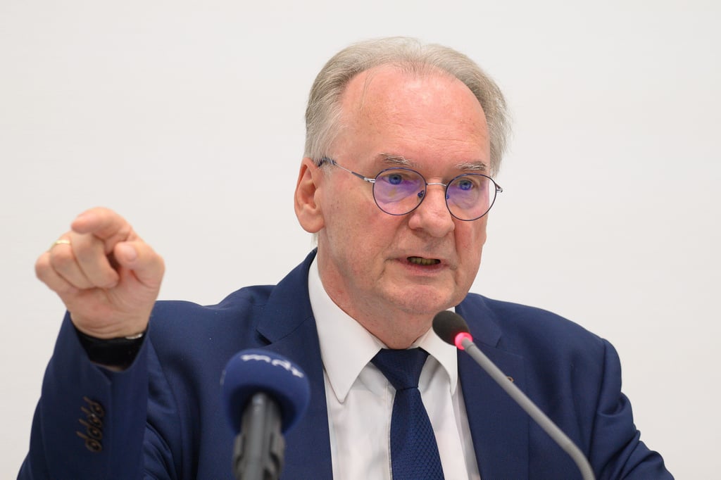 Reiner Haseloff, seinerseits Ministerpräsident des Landes Sachsen-Anhalt, äußerte sich kritisch in der ARD-Talkshow Anne gegenüber der Erhöhung der Sozialleistungen in Deutschland.