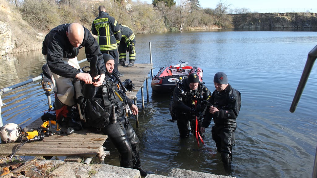 Die Tauchgruppe der Berufsfeuerwehr ist regelmäßig in den Gewässern rund um Magdeburg unterwegs, so auch im Ebendorfer Steinbruch.