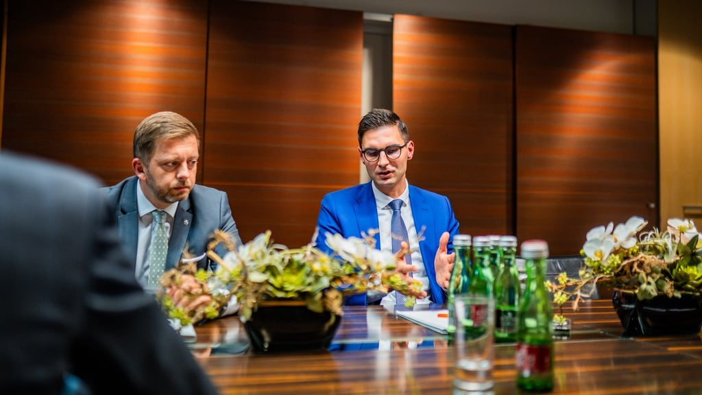 Werden Grenzkontrollen im Osten Europas zum neuen Normalzustand? Der tschechische Innenminister Vít Rakušan im Gespräch mit dem CDU-Bundestagsabgeordneten Sepp Müller (rechts) aus Sachsen-Anhalt.