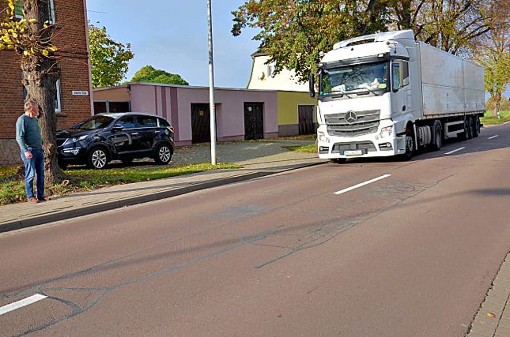 Klaus Wegner ist der Verkehr am Ortseingang Neundorf zu schnell, zu laut und erschütternd.