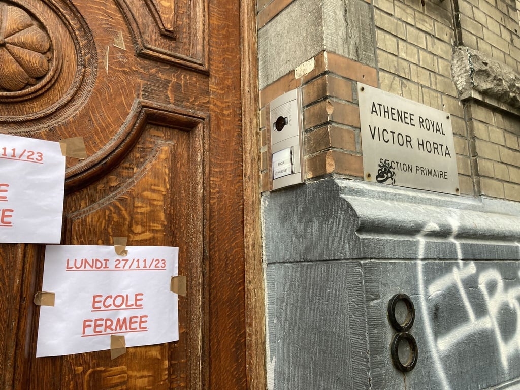 Zettel kleben an der Eingangstür der Athenee-Royal-Victor-Horta-Schule in Brüssel, um Schüler und Eltern zu informieren, dass die Schule geschlossen ist.