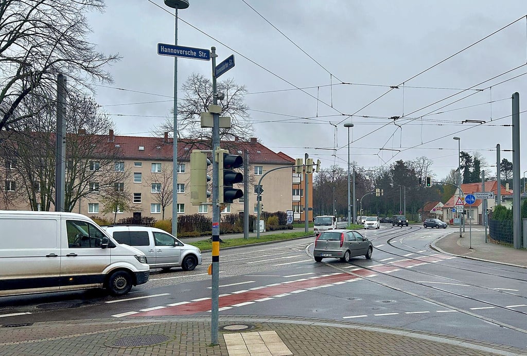 Blick auf den stark befahrenen Verkehrsknoten in Magdeburg-Diesdorf.