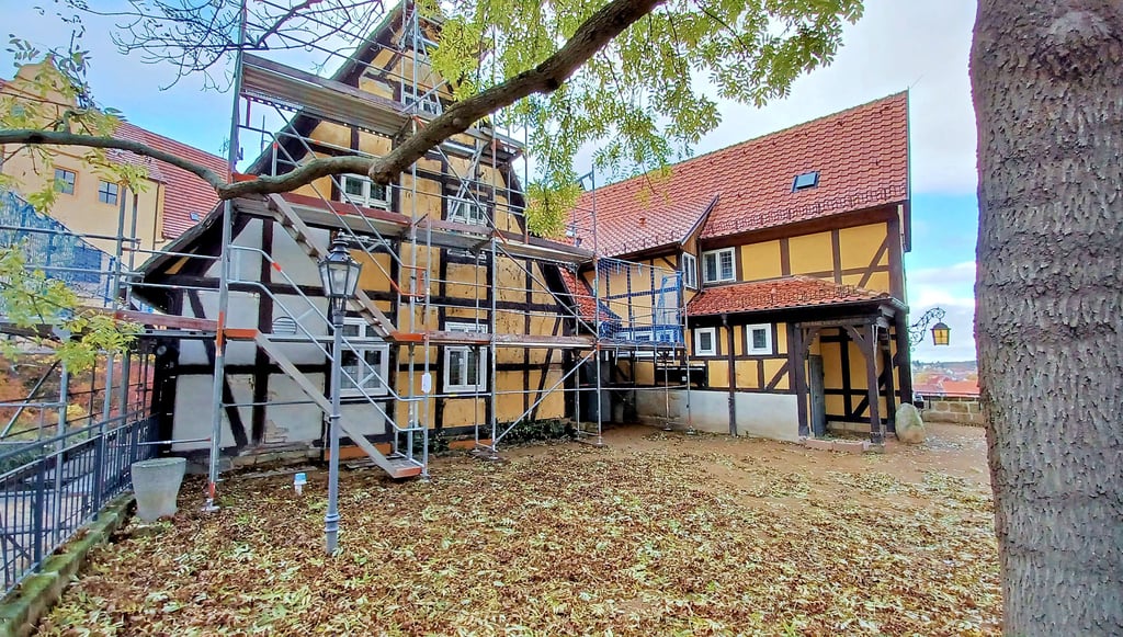 Der Schlosskrug auf dem Stiftsberg in Quedlinburg ist Baustelle; links das Jägerhaus.