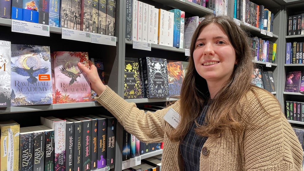 Zwischen den Bücherregalen ist Charlotte Kubitz ganz in ihrem Element. Für ihre ausgezeichneten Leistungen in der Berufsausbildung wurde sie von der IHK Halle-Dessau geehrt.