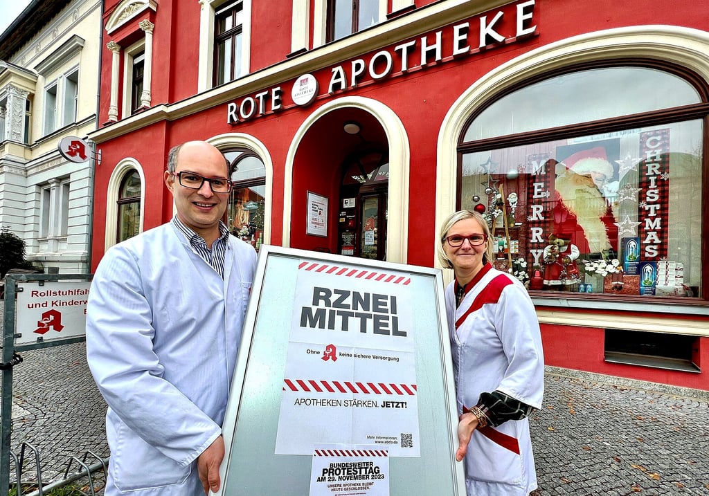 Johannes und Katharina Oidtmann beteiligen sich mit ihrer „Roten Apotheke“ ebenso wie alle anderen Bernburger Apotheken am Mittwoch am Protest gegen die Reformpläne von Bundesgesundheitsminister Karl Lauterbach.