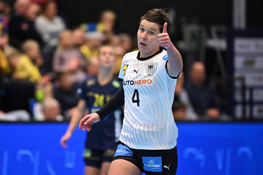 Alina Grijseels feiert ihren Treffer im Testspiel gegen Mitgastgeber Schweden.