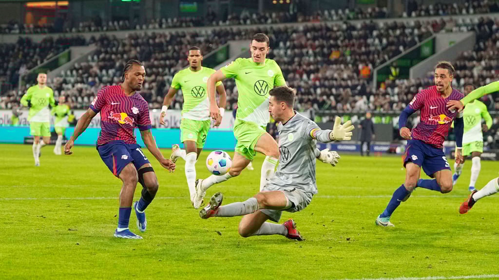 Kein Tor: Lois Openda und Yussuf Poulsen scheitern an Koen Casteels und der VfL-Abwehr.