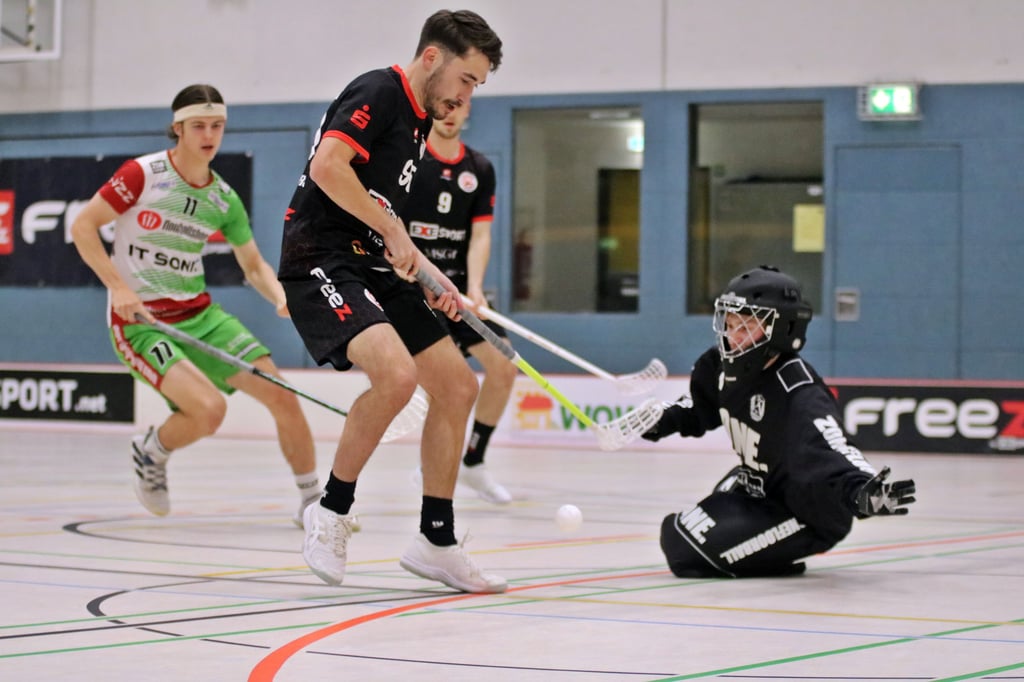 Paul Sundt schafft es in dieser Situation nicht, den Ball am Leipziger Goalie vorbeizubringen.