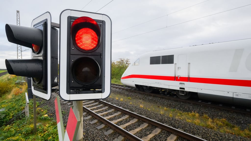 Die Deutsche Bahn führt am 10 Dezember einen neuen Fahrplan ein. Zudem sind weitere Streiks möglich.