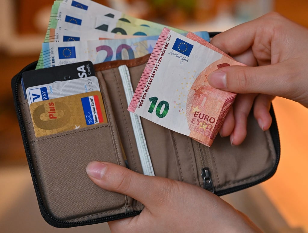 Viele Eurobanknoten stecken in einer Geldbörse.
