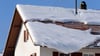 Bei starkem Schneefall sollten Hausbesitzer ihr Dach im Auge behalten und möglicherweise Schnee räumen.