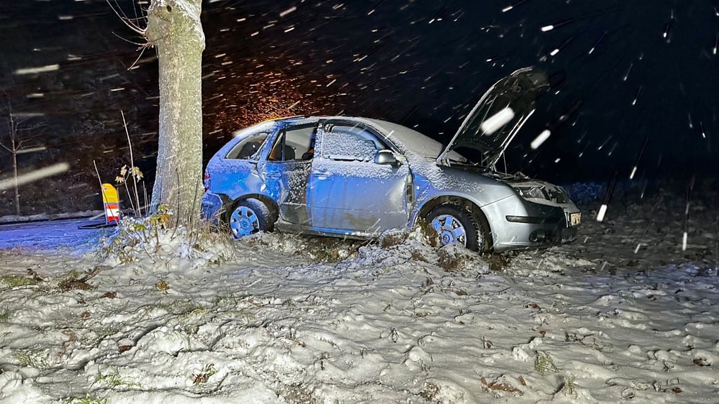 Ein Pkw ist bei starkem Schneefall von der Straße abgekommen und zwischen Deschka und Zentendorf im Landkreis Görlitz (Ostsachsen) gegen einen Baum geprallt.