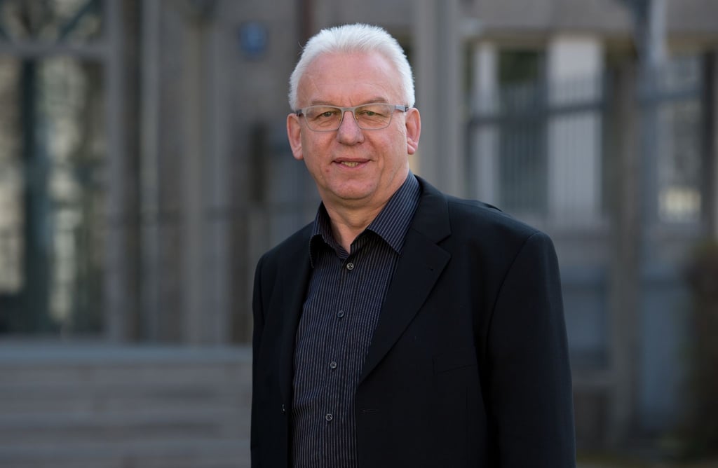 Alfred Hettmer vor dem Haupteingang des Bayerischen Landeskriminalamt (LKA).