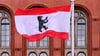 Die rot-weisse Fahne des Landes Berlin mit dem Berliner Bär weht vor dem Roten Rathaus.