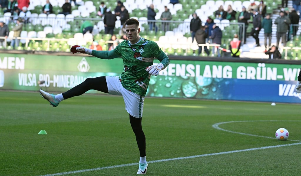 Werders Torwart Michael Zetterer macht sich warm.