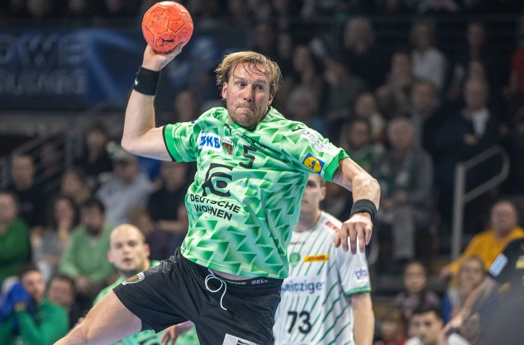Berlins Max Darj wirft den Ball auf das Tor.