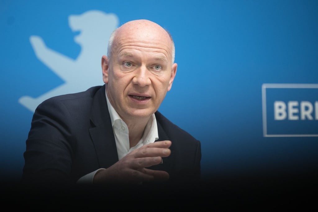 Kai Wegner (CDU), Regierender Bürgermeister von Berlin, spricht nach einer Sitzung des Berliner Senats im Roten Rathaus.