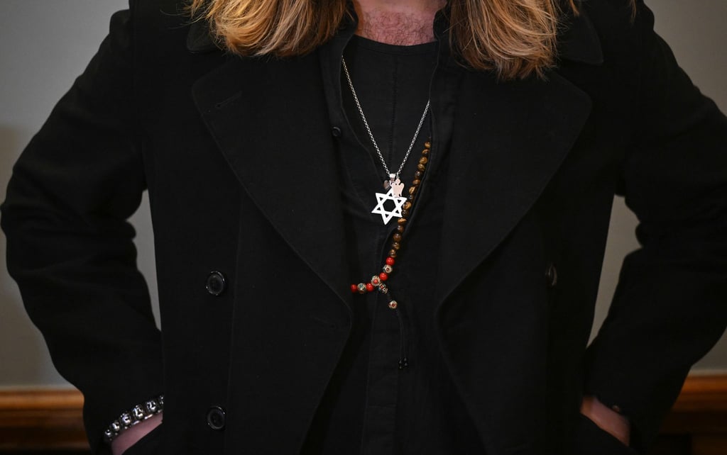 Der deutsche Rockmusiker Gil Ofarim steht im Saal des Landgerichts in Leipzig.