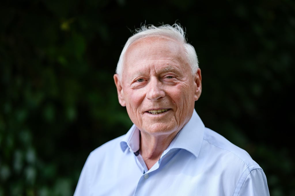 Oskar Lafontaine steht in seinem Garten.