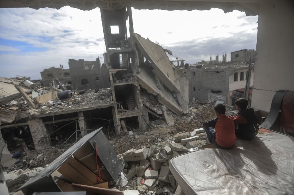 Palästinensische Kinder sitzen in einem zerstörten Haus im Dorf Khuza'a nahe dem Grenzzaun zwischen Israel und dem südlichen Gazastreifen.