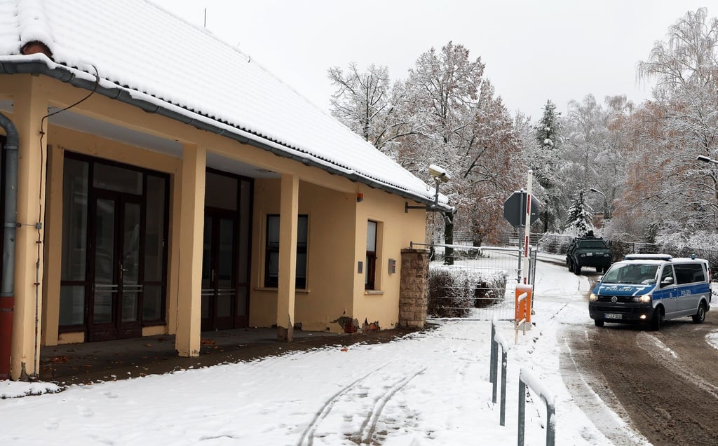 Ein Polizeifahrzeug durchfährt den Eingangsbereich des ehemaligen Wismut-Krankenhauses.