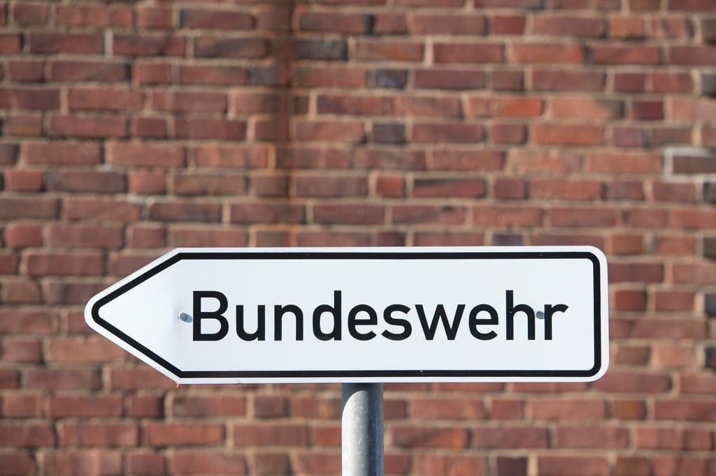 Ein Hinweisschild mit dem Schriftzug „Bundeswehr“ steht auf dem Gelände einer Bundesliegenschaft in Stralsund.
