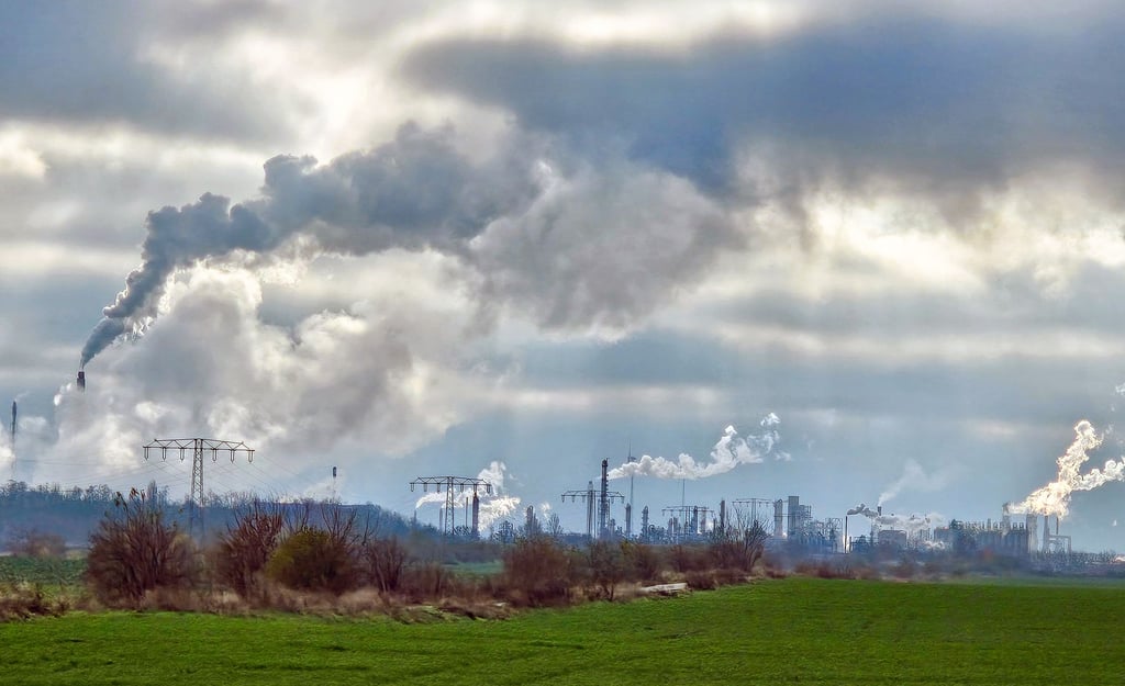 Das ist der Blick aus Richtung Norden hinüber zum Chemiestandort Leuna. Auf den Flächen dazwischen soll im Bereich Merseburg-Süd-West das neue Industriegebiet Leuna III entstehen.