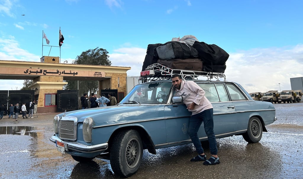 Ein Fahrer, der Palästinenser zur Rückkehr in den Gazastreifen zur Grenze bringt, steht auf der ägyptischen Seite am Grenzübergang Rafah.