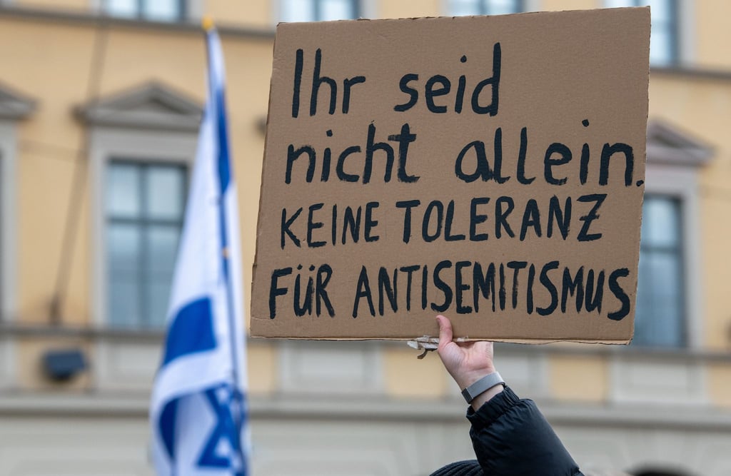 Kundgebung für Israel in München : „Ihr seid nicht allein. Keine Toleranz für Antisemitismus“.
