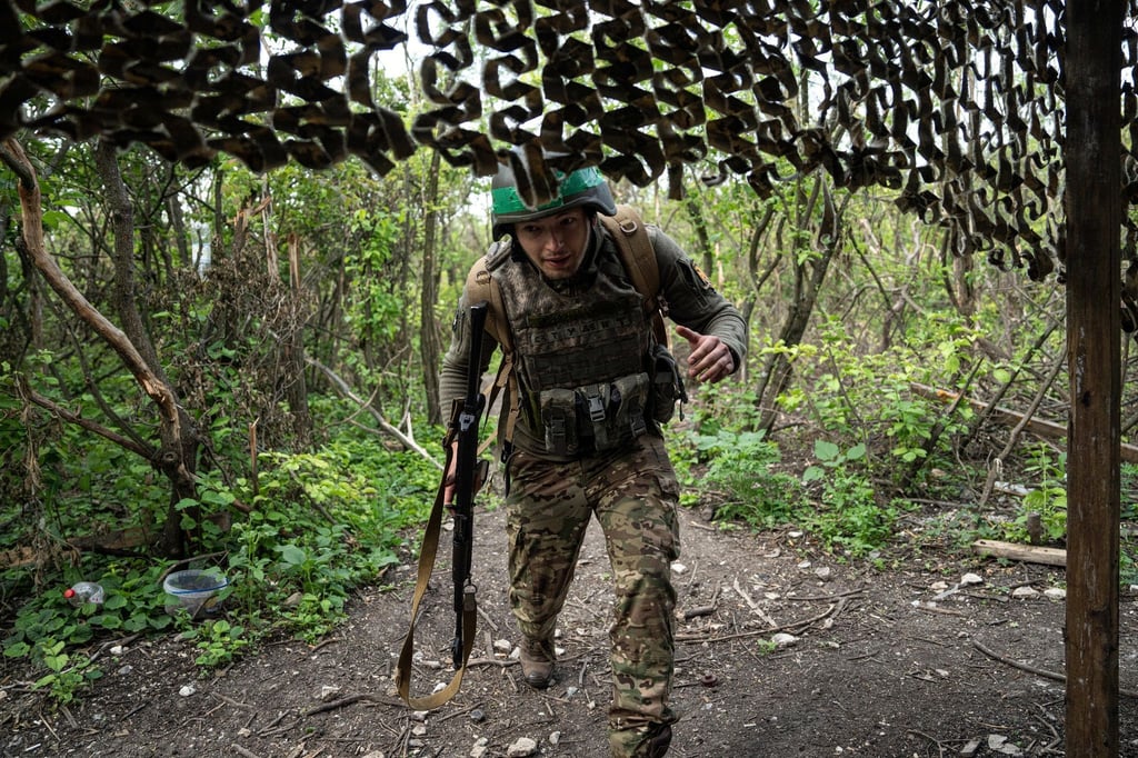 Ein ukrainischer Soldat der 28. Brigade an der Frontlinie in Awdijiwka in der Region Donezk.